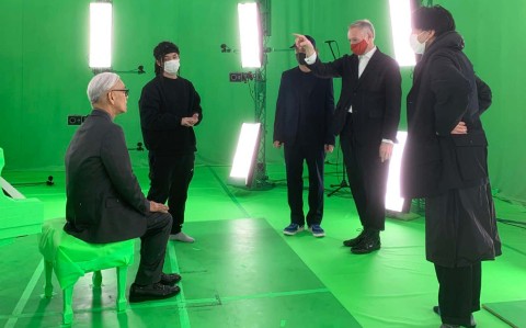 Kagami评论：混合现实演出将死去的头条新闻带回生活