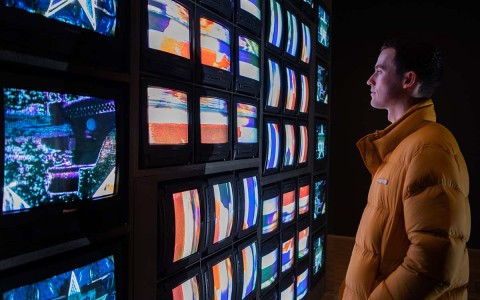 Nam June Paik展览重现了他的预言视频愿景